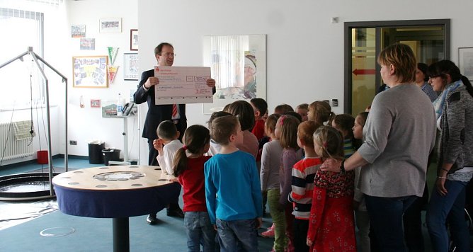 Zauber der Zahlen: F&uuml;r den Kindergarten "Sonnenschein" aus Gro&szlig;engottern wurde dieser nicht nur bei der Mit-Mach-Ausstellung im Sparkassenhaus "Mini-Mathematikum" erlebbar. Die Kinder freuen sich &uuml;ber die Anschaffung von mathematischen Materialien, mit deren Hilfe die Welt der Zahlen von 0 bis 20 mit Kopf, Herz und Hand erkundet werden kann.  (Foto: Foto: Sparkasse)