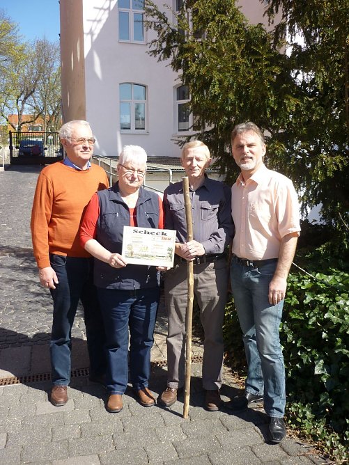 (v.l.) Das Vereinstrio Gerd und Marianne Neitzke sowie Hermann M&uuml;ller nahmen den Spendenscheck von Landrat Harald Zanker dankend entgegen. (Foto: Foto: Landratsamt)