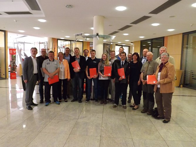 Die Freude &uuml;ber die Zuwendung der Sparkasse an die Vereine verbindet sich mit dem Dank an die Kunden, die diese F&ouml;rderung m&ouml;glich machen. (Foto: Foto: Mix)