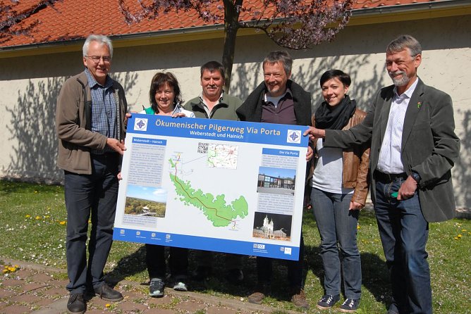 Strahlende Gesichter mit der neuen Tafel (v.l.n.r.): Manfred Gro&szlig;mann, B&uuml;rgermeisterin Simone Stiebling, Ranger Bernd Klewin, Andreas Litzke, Sandra Czerniak vom Tourismusverband, Prof. Wolschke-Bulmahn  (Foto: Foto: Michaela Heinemann)
