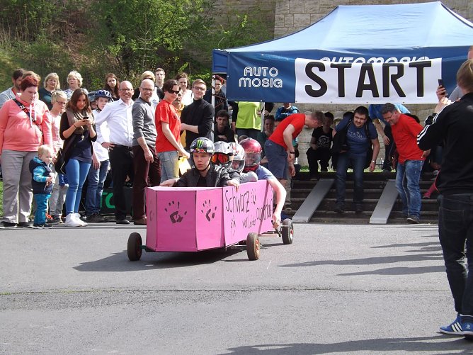 Dieser Renner war mit dem Piloten und zwei Mitfahrern besetzt. (Foto: Foto: Mix)