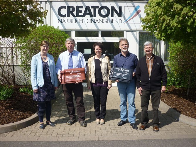 Contanze Stollberg-Ho (Awo), Creaton-Werkleiter Hartmut Weigelt, Hannelore Stagge (Awo), Landrat Harald Zanker und Mehrstedts B&uuml;rgermeister Hagen M&ouml;hrstedt bei der Ziegelspenden&uuml;bergabe. (Foto: Foto: Landratsamt)
