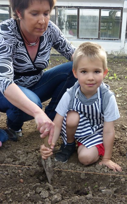 Der junge Mann machte sich gut als künftiger Gärtner. (Foto: Foto: Landratsamt) Der junge Mann machte sich gut als künftiger Gärtner. (Foto: Foto: Landratsamt)