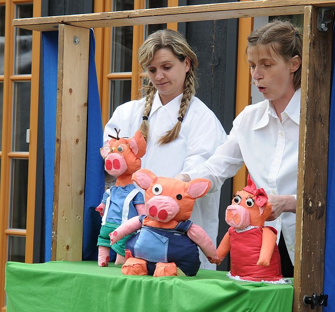 Diana Flötenmeier und Astrid Bang hauchen den Schweinchen Leben ein. (Foto: Foto: 3k) Diana Flötenmeier und Astrid Bang hauchen den Schweinchen Leben ein. (Foto: Foto: 3k)