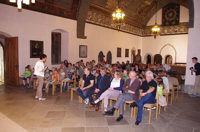 Gruppenbild mit allen Kitas in der M&uuml;hlh&auml;user Rathaushalle.  (Foto: Foto: Glenn Meyer)