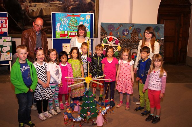 Gewonnen hat in diesem Jahr die Kita Elisabeth von Th&uuml;ringen mit einem wunderbar gestalteten Kirmesbaum. Die Kleinen d&uuml;rfen sich nun auf eine Fahrt mit der M&uuml;hlh&auml;user Stra&szlig;enbahn freuen. (Foto: Foto: Glenn Meyer)