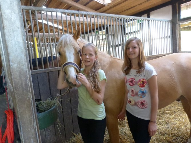 Reiterhof Anhalt: Lilly-Marie Kr&uuml;ger und Gina-Maria Gr&ouml;ger vom Friedrich-Ludwig-Jahn-Gymnasium bekamen einen Einblick in die Arbeiten, die im Reiterhof Anhalt in Gro&szlig;engottern tagt&auml;glich anfallen, wie beispielsweise die Stallarbeiten und die Pferdepflege. (Foto: Foto: Landratsamt)