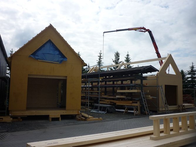 Zu sehen sind das fast fertige Chalet in Holzrahmenbauweise neben dem gerade begonnenen zweiten Haus.   (Foto: Foto: Landratsamt)