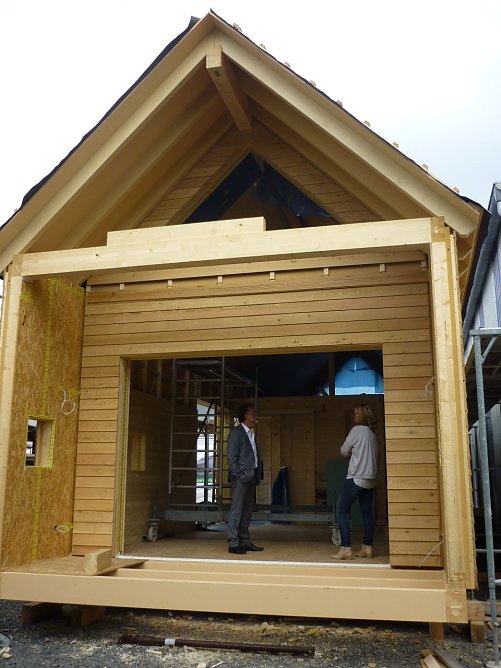 Landrat Harald Zanker und Sabine Jonuscheit beim Rundgang durch das erste Chalet. (Foto: Foto: Landratsamt)