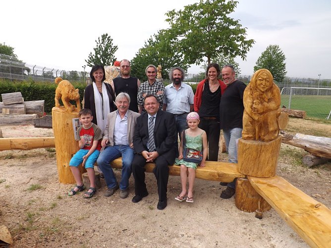 Verwaltungsdirektor Marcus Willauer (r. sitzend) und Chefarzt Dr. Norbert Boyan (l. sitzend) &uuml;ber gaben mit den Holzk&uuml;nstlern diese Sitzgruppe an die Gemeinschaftsschule Rodeberg/Struth. (Foto: Foto: Mix)