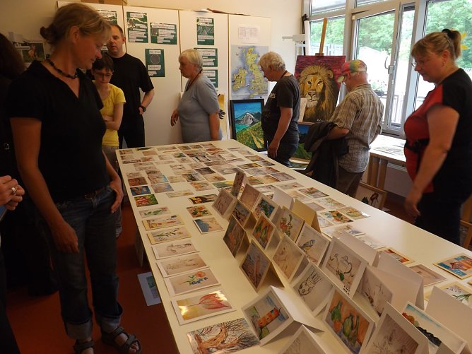 Die Mal- und Zeichengruppe unter der Leitung von Karl-Heinz Vogeley zeigte den Besuchern viele kleine und gro&szlig;e Kunstwerke. (Foto: Foto: Mix)