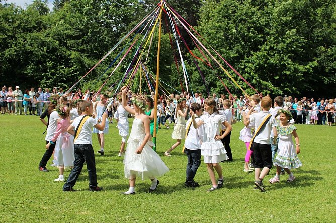 Zu jedem Brunnenfest geh&ouml;ren auch die traditionellen Brunnenfestt&auml;nze. (Foto: Foto: Stadtverwaltung)