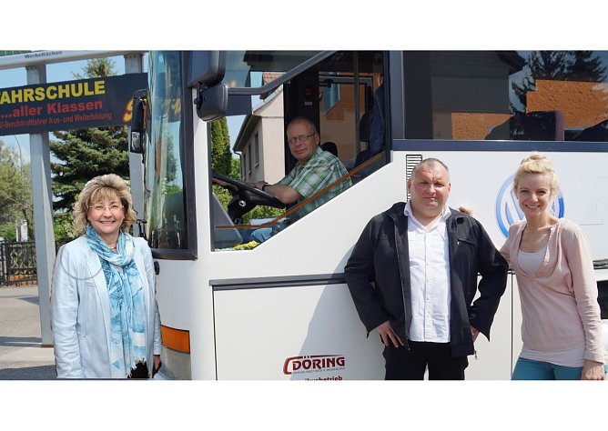Annette Lehmann gratulierte Fahrsch&uuml;ler Silvio Becker und Fahrlehrer Heiko Stephan zur ersten Pr&uuml;ffahrt, die Becker nat&uuml;rlich bestanden hat.  (Foto: Foto: privat)