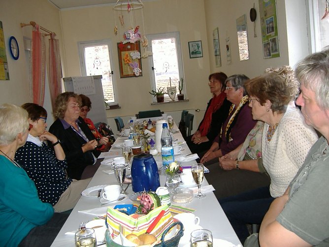 Die Landtagsabgeordnete Elke Holzapfel (3. v. l.) war zu Gast beim Frauenring. (Foto: Foto: privat) Die Landtagsabgeordnete Elke Holzapfel (3. v. l.) war zu Gast beim Frauenring. (Foto: Foto: privat)