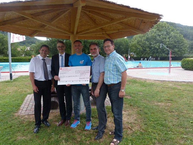 Karl-Heinz Leister, Vorstandsmitglied der Sparkasse Unstrut-Hainich &uuml;bergab den Scheck an Sandro Richardt vom F&ouml;rderverein. (Foto: Foto: Landratsamt)