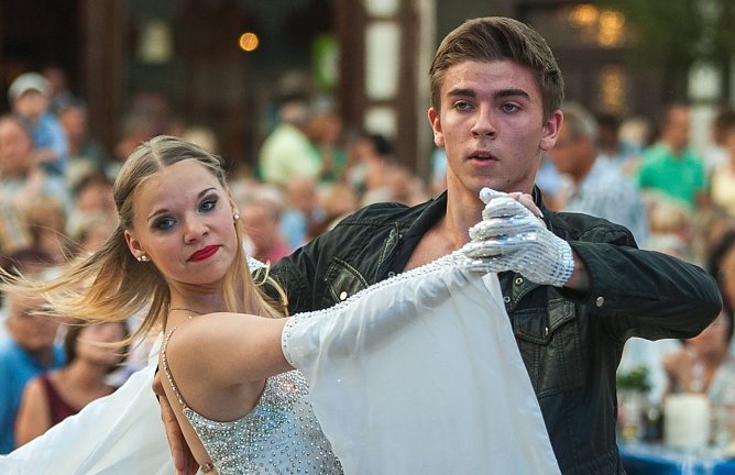 Bildunterschrift: Unter den vielen Mitwirkenden des Sommernachtsballs sind auch die T&auml;nzer Linda Sch&ouml;nfelder und Fabian Gottschall. (Foto: Foto: mdr)