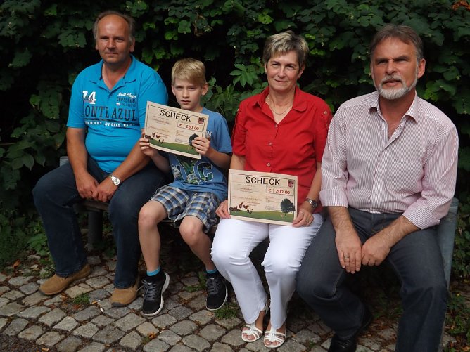 (v.l.) Holm Pfingst mit Enkel Lukas, Monika Schmidt und Landrat Harald Zanker bei der Scheck&uuml;bergabe. (Foto: Foto: Mix)