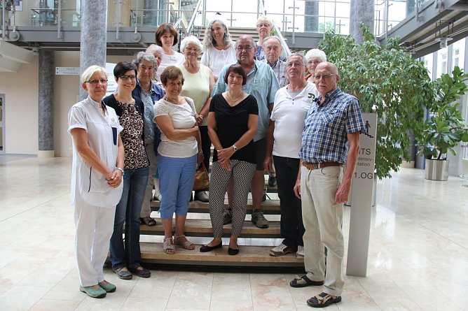 Die Gr&uuml;nen Damen und Herren der Hufeland Klinikum GmbH und der Sch&ouml;n Klinik Bad Staffelstein gemeinsam mit Frau Fischer-Mogk (erste Reihe links) und der evangelischen Klinikseelsorgerin Frau Pfarrerin Seeber (letzte Reihe links). (Foto: Foto: Klinikum)