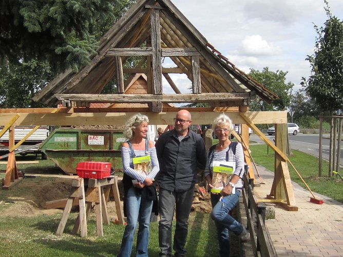 Vorfreude: Ines Gliemann; UDSB UH- Kreis, Jens Hasert; Projektleiter Jugendbauh&uuml;tte und Veronika Klein; Erste Vorsitzende F&ouml;rderverein Spittel e.V. (von links) beschlie&szlig;en eine Kooperation und bem&uuml;hen sich um die Erhaltung des Spittels im th&uuml;ringischen Gro&szlig;engottern.							 (Foto: Foto: Jugendbauh&uuml;tte M&uuml;hlhausen)