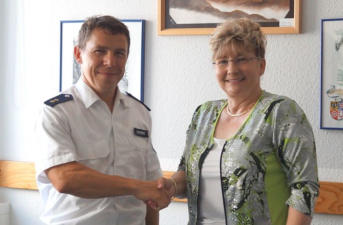 Landtagsabgeordnete Annette Lehmann traf sich mit dem Leiter der Polizei-Inspektion Unstrut-Hainich Polizeioberrat Thomas Gubert in dessen M&uuml;hlh&auml;user Dienstgeb&auml;ude zu einem Arbeitsgespr&auml;ch.  (Foto: Foto:rv)