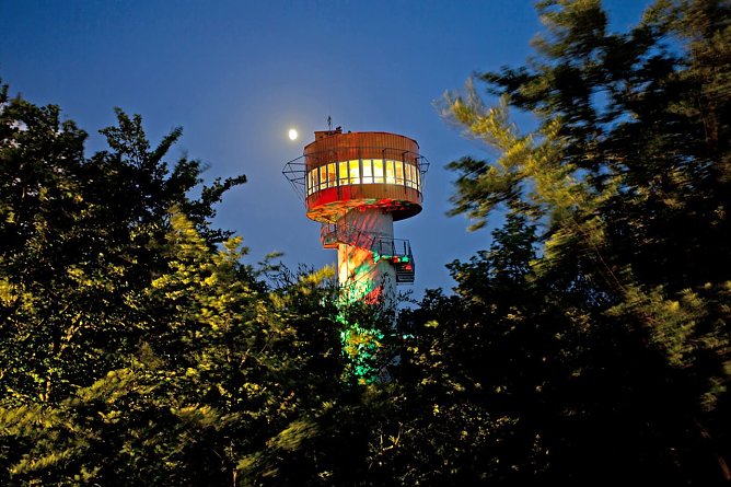 Der Aussichtsturm des Baumkronenpfades bei Nacht. (Foto: Foto: RE-KO GmbH) Der Aussichtsturm des Baumkronenpfades bei Nacht. (Foto: Foto: RE-KO GmbH)