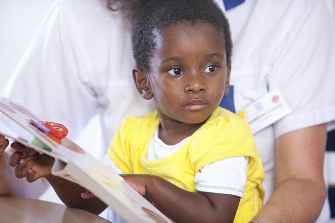 Das Team der Abteilung f&uuml;r Kinder- und Jugendmedizin des Hufeland Klinikums hat es sich es zur Aufgabe gemacht, sich um die Kinder, welche in ihrem Land nicht die M&ouml;glichkeit einer medizinischen Behandlung haben, f&uuml;rsorglich zu k&uuml;mmern.  (Foto: Foto: Klinikum)