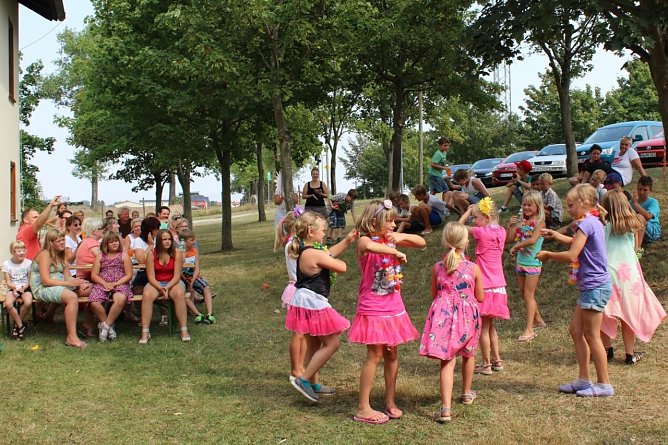 Mit einem fr&ouml;hlichen Sommerprogramm verabschiedeten sich die Kinder aus der Ferienfreizeit. (Foto: Foto: rv)