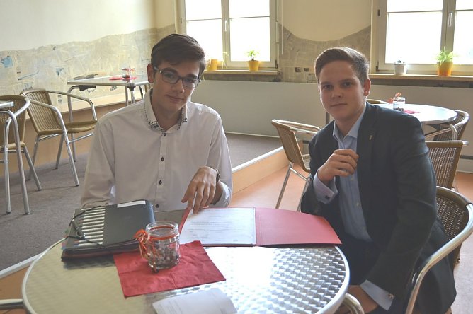 Bildunterschrift: Vorsitzender Michael Mieth (rechts) und Stellvertreter Eric Meyer vertreten zu den Feierlichkeiten zum Tag der Deutschen Einheit vom 2. bis 4. Oktober das M&uuml;hlh&auml;user Sch&uuml;lerparlament, das Tilesius-Gymnasium und das Bundesland Th&uuml;ringen. (Foto: Foto: Stadtverwaltung)