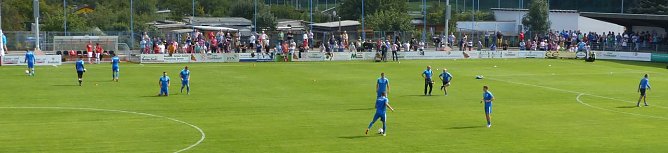 Warmmachen der blau-wei&szlig;en (Foto: nnz)