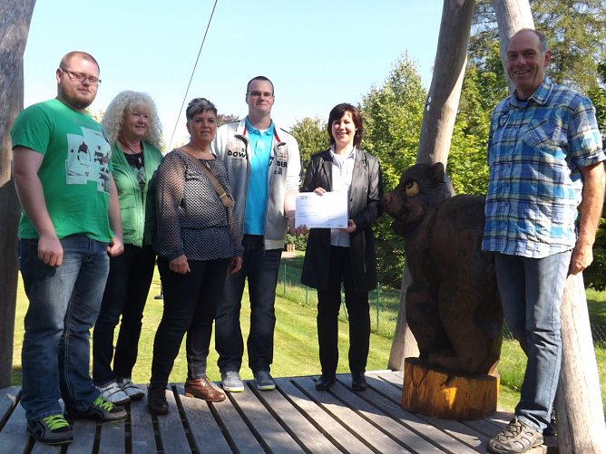 Gemeinsam mit der Geldspende wurde auch die lebensgro&szlig;e Holzskulptur eines Braunb&auml;ren an das Hospiz &uuml;bergeben. (Foto: Foto: Mix)