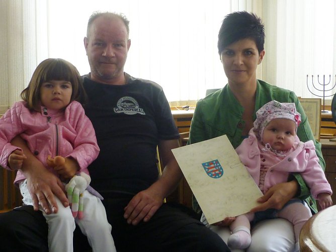 Familie Cramer kann sich jetzt &uuml;ber die Ehrenpatenschaft des Th&uuml;ringer Ministerpr&auml;sidenten freuen. (Foto: Foto: Landratsamt)