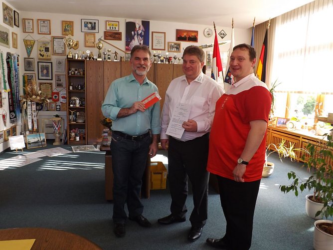 Lars Herting und Rainer Tschiesche (v. r.) erhielten vom Landrat die Schl&uuml;ssel f&uuml;r das Objekt. Bereits am Montag werden die ersten Trainingseinheiten in der Sporthalle stattfinden. (Foto:  Foto: mix)