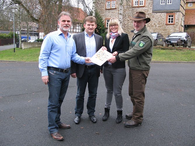 (v. l.) Landrat Harald Zanker, Martin Fromm und Anne-Katrin Ibarra Wong (beide Tourismusverband der Welterberegion Wartburg Hainich e. V.) sowie R&uuml;diger Biehl (Nationalparkverwaltung)  (Foto: Foto:	Landratsamt)