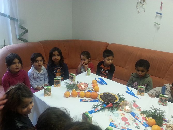 Mit Spannung erwarteten die Kinder aus der Gemeinschaftsunterkunft in Felchta auf die Geschenke. (Foto: Foto: privat)