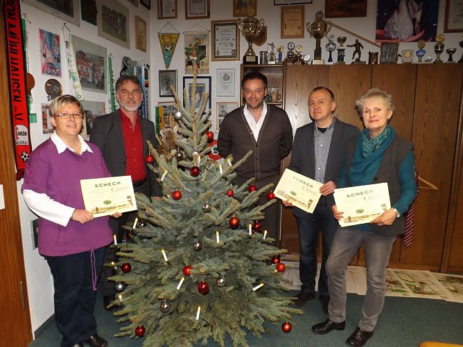 Sylvia K&ouml;the, Betriebsleiterin Eigenbetriebe, (l.) nahm f&uuml;r das Landschulheim Waldschl&ouml;sschen die Zuwendung in H&ouml;he von 24.400 Euro entgegen. Juliane D&ouml;bel, 2. Vorsitzende des Kunstwestth&uuml;ringer e. V., (r.) konnte 550 Euro in Empfang nehmen und Christian Rangnick, Schulleiter der Kreismusikschule "Johann Sebastian Bach" freute sich &uuml;ber 10.000 Euro. (Foto: Foto: Mix)