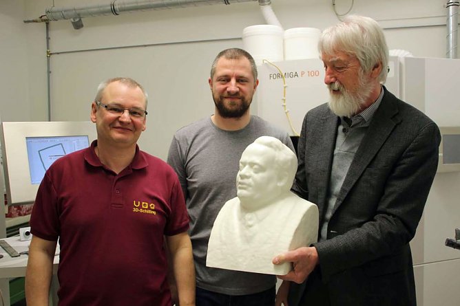 Max-Reger-B&uuml;ste &uuml;bergeben (Foto: Th&uuml;ringer Landesmusikakademie Sondershausen)