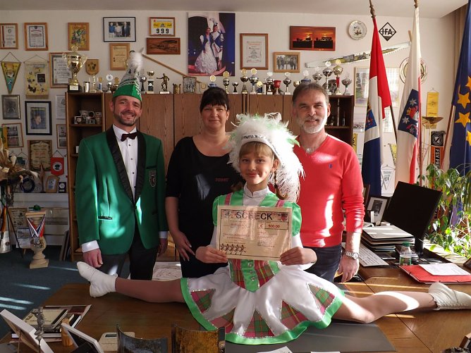 Vicky freut sich gemeinsam mit Mutter Peggy und Sizungspr&auml;sident Karsten Eheg&ouml;tz &uuml;ber die 500 Euro, die aus dem Sponsorenfonds f&uuml;r die Unterst&uuml;tzung des Tanzturniers in Bad Tennstedt vom Landrat Harald Zanker &uuml;bergeben wurden. (Foto: Foto: Mix)