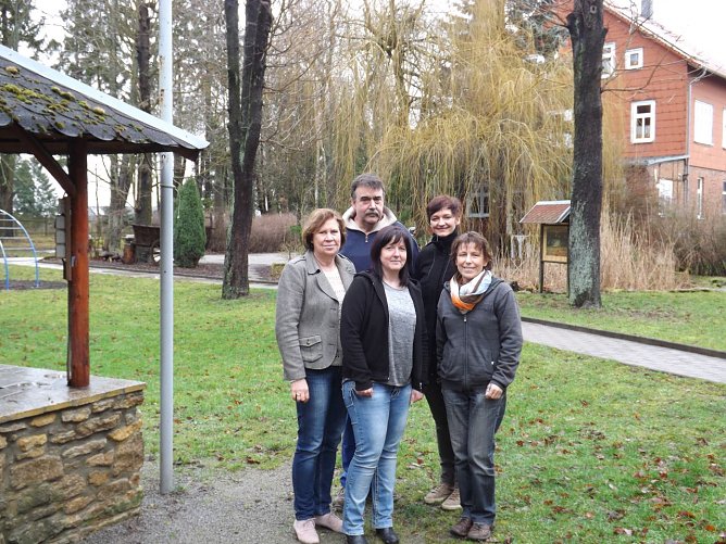 vorn v. l.: Birgit Schmidt, Jessica Motz, Sabine Hertin-Gattner, hinten: DieterG&uuml;nzel und Anke Gaudernack.  (Foto: Foto: Mix)