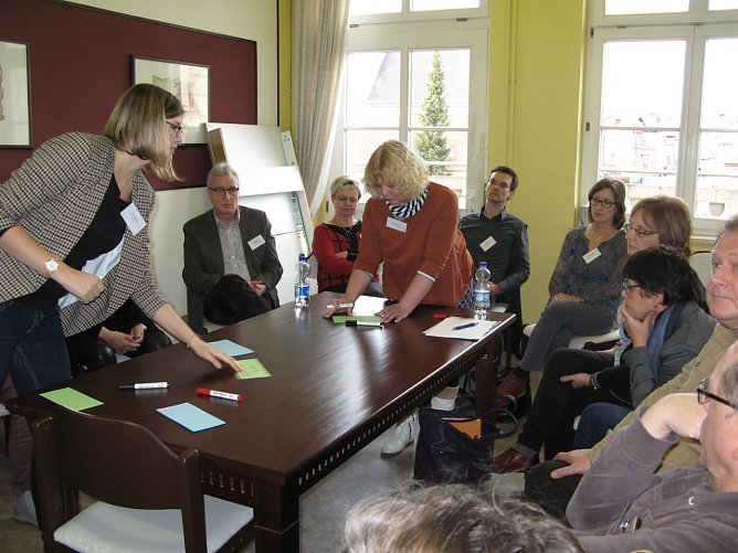Im Bild der Workshop, geleitet von Insa Schulze (l.) vom Institut f&uuml;r Kommunale Planung und Entwicklung an der Fachhochschule Erfurt. (Foto: Foto: Landratsamt)