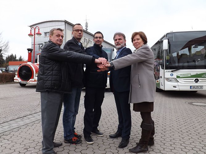Stellvertretend f&uuml;r die Kolleginnen und Kollegen &uuml;bertragen Roland S&uuml;nder, Mike B&ouml;hnlein und Andy Ke&szlig;ler (v. l.) das Stundenbudget an Birgit Schmidt vom B&uuml;ro Kinderfreundlicher Landkreis und Landrat Harald Zanker. (Foto: Foto: Landratsamt)
