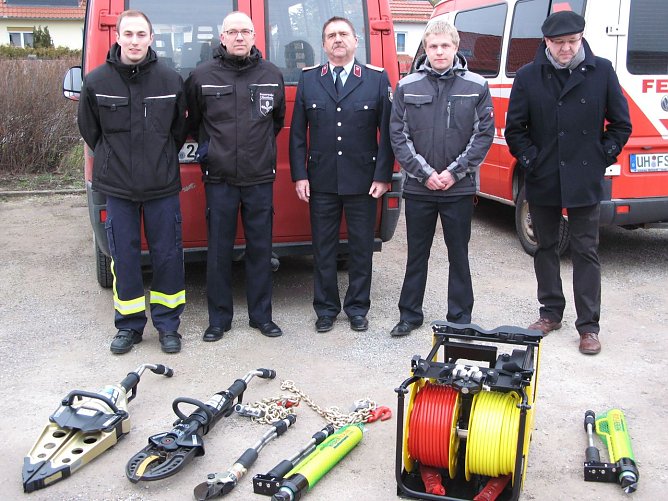 Neue Rettungss&auml;tze gab es f&uuml;r die Freiwilligen Feuerwehren Struth und Oberdorla. (Foto: Landratsamt)