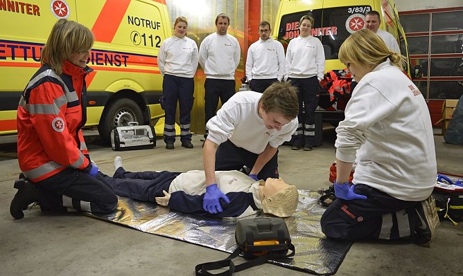 Paul (Mitte) und Anna (re.) &uuml;berpr&uuml;fen das Bewusstsein einer verunfallten Person durch deutliche Ansprache und vorsichtiges R&uuml;tteln an den Schultern. Ausbildungsleiterin Viola K&ouml;llner (li.) gibt wertvolle Tipps. (Foto: Johanniter-Unfall-Hilfe / Anne-Katrin Windisch )