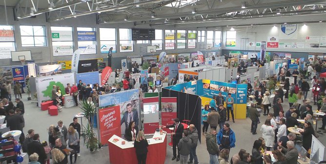Rund 800 Besucher waren in die Sporthalle der Beruflichen Schulen gekommen. (Foto: Landratsamt)