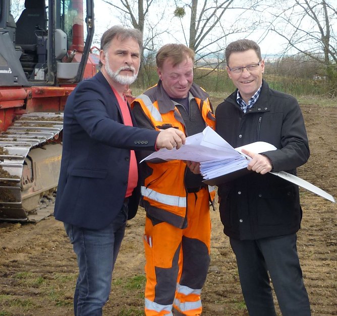 Baugenehmigung &uuml;bergeben (Foto: privat)