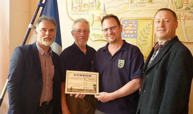 &Uuml;bergeben (Foto: Pressestelle)