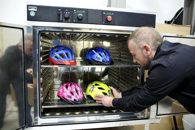 Hier geht es hei&szlig; her. Die Helme kommen f&uuml;r vier Stunden in einen Backofen mit 75 Grad. So stark kann sich ein Auto im Sommer erhitzen (Foto: ADAC)