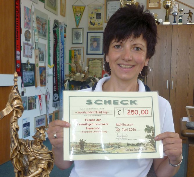 Ute Mainzer von der FFw Heyerode nahm dankend den Spendenscheck entgegen. (Foto: Pressestelle Landratsamt Unstrut-Hainich Kreis)