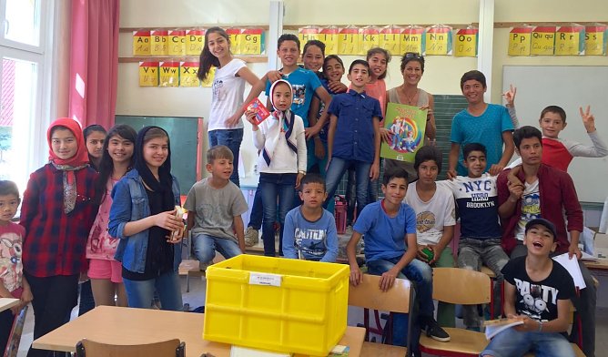 Die Mitarbeiter der Firma ThEX Enterprise spendete diverse Schulmaterialen f&uuml;r Fl&uuml;chtlingskinder (Foto: Pressestelle Landratsamt Unstrut-Hainich-Kreis)