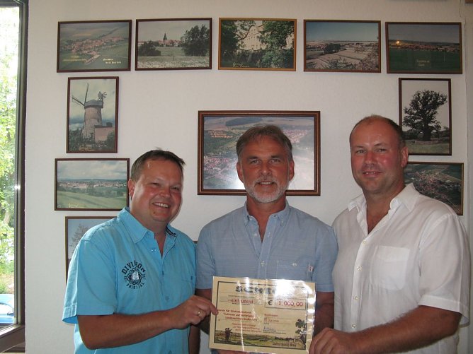 Am Montag &uuml;bergab Landrat Harald Zanker an den Vorsitzenden des Vereins f&uuml;r Station&auml;rmotoren, Traktoren & historische Landmaschinen Gro&szlig;mehlra Ringo Sch&auml;fer und seinem Stellvertreter Heino Bickrodt 1000 Euro (Foto: Pressestelle Landratsamt Unstrut-Hainich-Kreis)