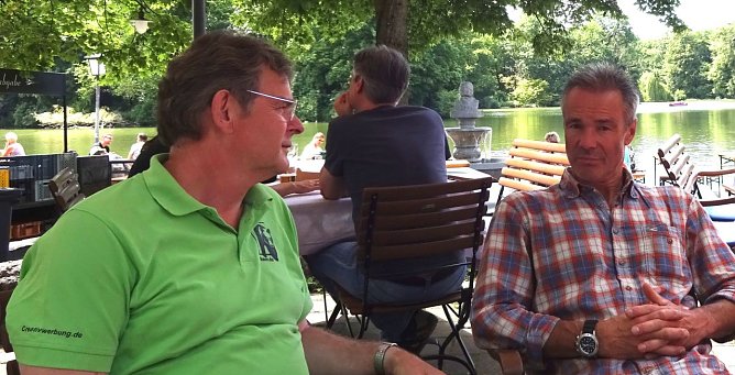 Im Gespr&auml;ch (Foto: Stiftung f&uuml;r B&auml;ren)